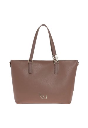 Borsa shopper in pelle marrone con texture, dotata di doppi manici e un piccolo logo argentato al centro anteriore.