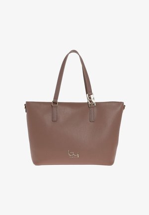 Borsa shopper in pelle marrone con texture, dotata di doppi manici e un piccolo logo argentato al centro anteriore.