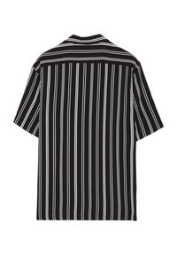 Chemise à manches courtes en tissu noir avec des rayures blanches verticales. Col classique, coupe décontractée, texture lisse et sans embellissements supplémentaires.