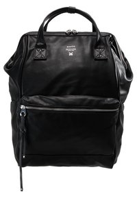 Mochila de cuero negro con un asa en la parte superior, bolsillo frontal con cremallera y detalle del logo. Textura suave con un acabado liso y herrajes en plata.