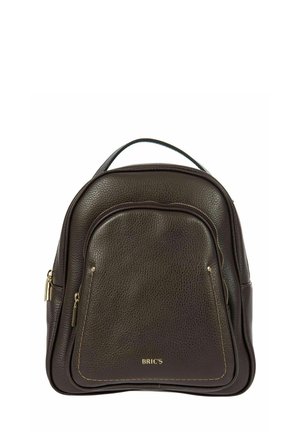 Sac à dos en cuir marron avec une surface texturée, des accents dorés et une poche frontale zippée. Il présente une forme arrondie et une poignée supérieure.