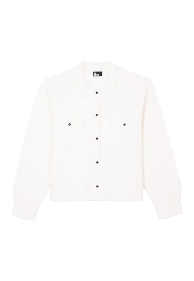 Weißes Hemd mit Knopfleiste, Kragen, langen Ärmeln und zwei Brusttaschen, verziert mit schwarzen Knöpfen. Weiche Stoffstruktur.