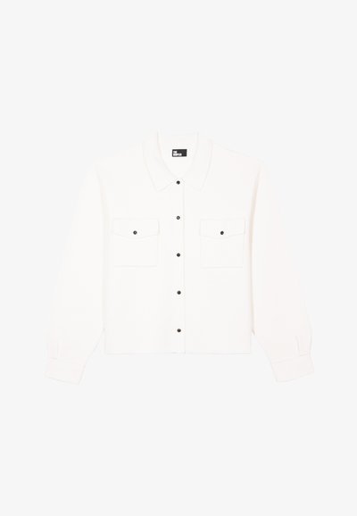 Weißes Hemd mit Knopfleiste, Kragen, langen Ärmeln und zwei Brusttaschen, verziert mit schwarzen Knöpfen. Weiche Stoffstruktur.