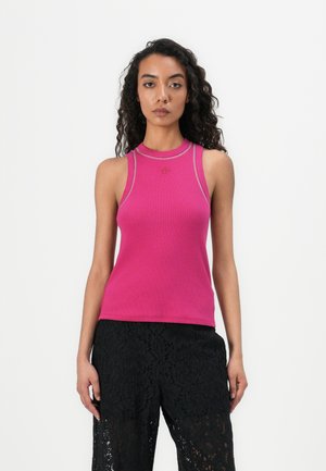 Fitted, sleeveless crop top in bright pink, made from ribbed fabric with contrasting silver stitching along the neck and armholes.