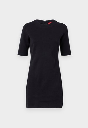 Musta lyhythihainen mekko, jossa on pyöreä pääntie ja takana vetoketjukiinnitys. Valmistettu sileästä kankaasta, joka muotoilee vartaloa ja jossa ei ole näkyviä kuvioita.