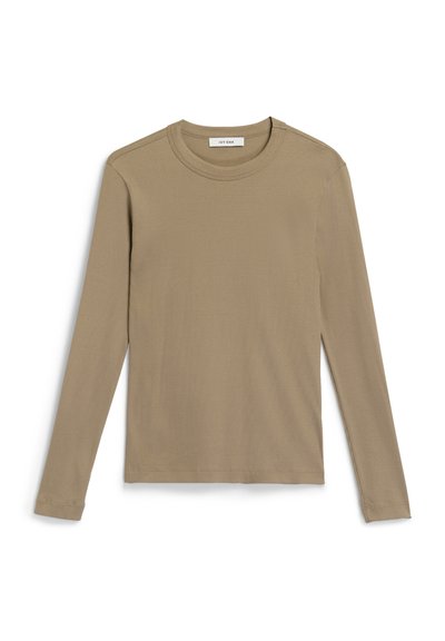 Beige langemouwen shirt gemaakt van ribbelstof, met een ronde halslijn en gestikte schouderdetails, plat gepresenteerd op een witte achtergrond.
