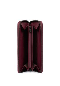 Portafoglio in pelle borgogna con chiusura a zip, dotato di due scomparti principali, slot per carte e una texture liscia. Dettagli con doppia cucitura.