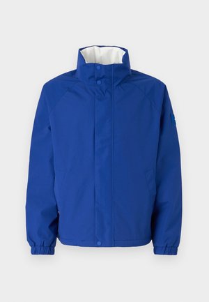 Veste bleu imperméable avec col montant, deux poches latérales, poignets élastiques et doublure blanche. Texture lisse avec des détails de design minimaux.