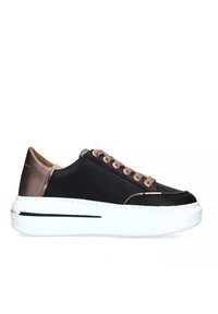 Zwarte sneaker met metallic bronzen accenten, bovenwerk van textuurleer, beige veters, dikke witte zool en subtiele zijstreepdetail.