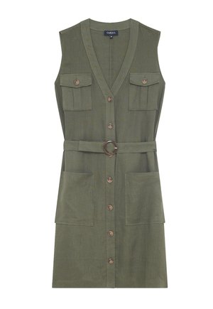 Robe sans manches vert olive avec un décolleté en V, un devant à boutons, deux poches poitrine, deux poches latérales, une ceinture avec une boucle circulaire et un tissu texturé.