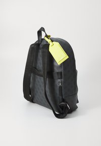 Guess MILANO COMPACT BACKPACK - Mochila - black/lime