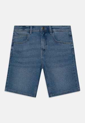Shorts en denim bleu moyen, présentant une coupe classique avec cinq poches, des passants de ceinture et des détails de couture contrastants. Tissu extensible pour plus de confort.