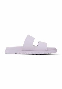 Lilas slide sandal med två breda remmar, platt sula och texturerad botten för grepp. Tillverkad av hållbart syntetiskt material.