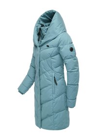 Jasnoniebieski puchowy płaszcz z dużym, złożonym kapturem. Posiada kieszenie na zamek błyskawiczny oraz dopasowany krój. Całość ma teksturowany, pikowany wzór.