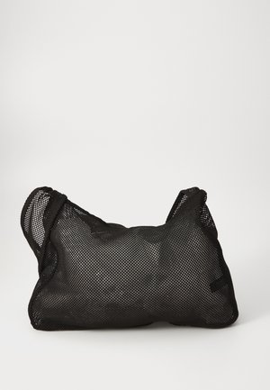 Sac en maille noire avec une surface douce et texturée et une forme arrondie. Équipé de deux poignées et d'un intérieur spacieux. Design léger et respirant.