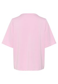 Majica kratkih rukavov, oversize, iz mehke roza tkanine. Okrogla ovratnica z gladko teksturo in brez grafik ali okraskov na hrbtni strani.