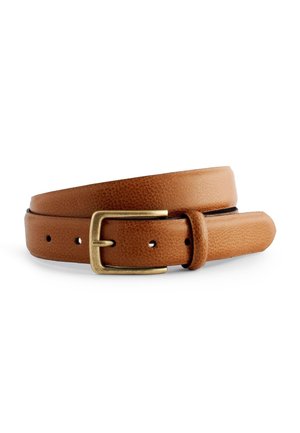 Bruine leren riem met een messing rechthoekige gesp, opgerold op een witte achtergrond.