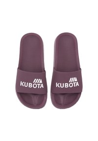 Ciemnofioletowe klapki z teksturowanym paskiem i białym logo "KUBOTA". Posiadają otwartą tylną część oraz wkładkę z otworami wentylacyjnymi dla większego komfortu.