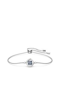 Srebrna nastavljiva zapestnica z kvadratnim svetlo modrim kamnom, obdana z majhnimi prozornimi kristali, na nežni verigi.