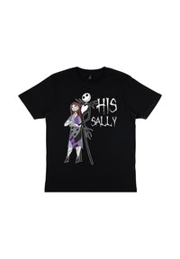 Černé tričko s kresleným designem ženské postavy v barevných šatech, stojící vedle jiné postavy, s bílým textem.