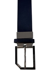 Cintura in pelle blu marina con finitura testurizzata, dotata di una fibbia rettangolare in metallo argentato e marchio inciso sul lato.