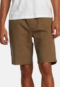 Brune bomuldsshorts med lige pasform, flad front og sidelommer, med en glat tekstur og syede kanter.