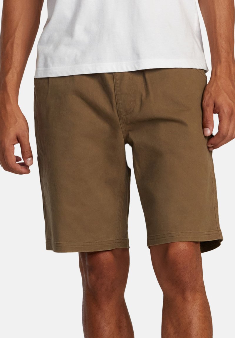 Brune bomuldsshorts med lige pasform, flad front og sidelommer, med en glat tekstur og syede kanter.