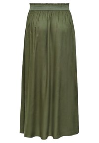 Jupe maxi vert olive en tissu lisse, dotée d'une taille froncée et d'un design fluide, avec une légère brillance et une coupe longueur sol.