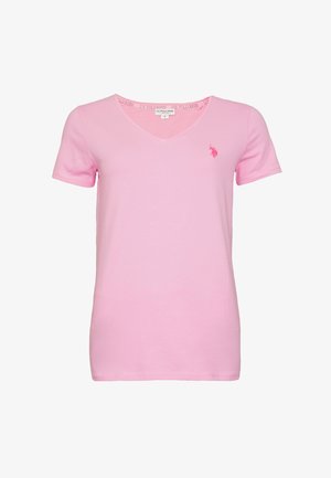 Jasnoróżowa damska koszulka z krótkim rękawem i dekoltem w serek, z małym haftowanym logo na lewej piersi i markową, wewnętrzną lamówką przy kołnierzu.