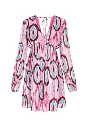 Wielokolorowa sukienka z dekoltem w serek, długimi rękawami, ściąganym tyłem oraz abstrakcyjnym wzorem w odcieniach różu, czerni i niebieskiego.