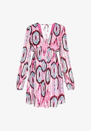Wielokolorowa sukienka z dekoltem w serek, długimi rękawami, ściąganym tyłem oraz abstrakcyjnym wzorem w odcieniach różu, czerni i niebieskiego.