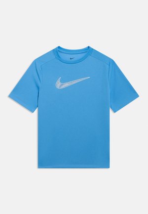 Lyseblå kortærmet sportstrøje med rund hals og et stort hvidt Nike-swoosh-logo på brystet.