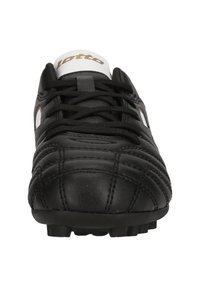 Scarpa da calcio nera con tomaia in pelle texturizzata, design trapuntato distintivo, lacci neri e linguetta bianca con logo dorato.