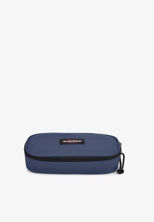 Niebieskie prostokątne etui na ołówki z zamkiem błyskawicznym, wykonane z trwałego materiału. Posiada czarny zamek i naszywkę logo Eastpak z przodu.