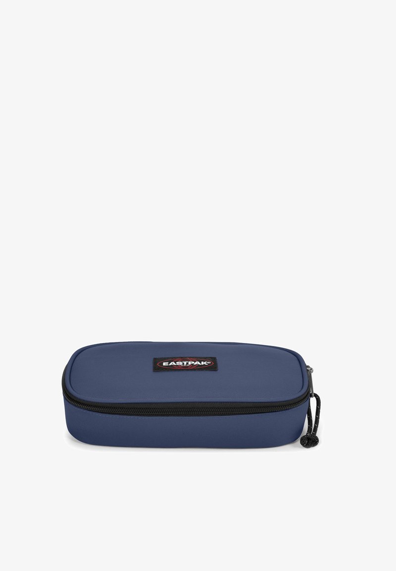 Modrý obdélníkový penál se zipem, vyrobený z odolné tkaniny. Obsahuje černý zip a nášivku s logem Eastpak na přední straně.