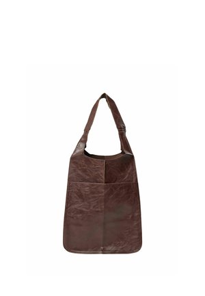 Bolso de hombro de cuero marrón oscuro con una correa ancha y un gran bolsillo delantero, mostrado sobre un fondo blanco.