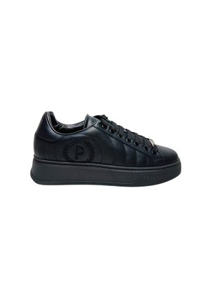 Zwarte lage sneaker met een gewatteerde zool, zwarte veters en een geverfd rond logo met de letter "P" aan de zijkant.