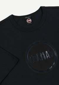 Schwarzes T-Shirt mit normaler Passform, rundem Ausschnitt und einem glänzenden, runden "COLMAR"-Logo auf der Brust sowie einem etikettierten Kragenetikett.
