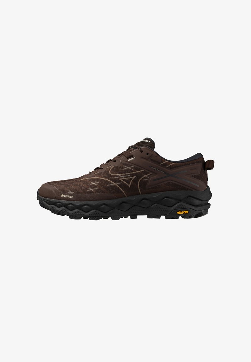 Scarpe da trail running marroni con una tomaia testurizzata, dotate di Gore-Tex per la impermeabilità, una suola ammortizzata e suola Vibram per grip.