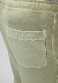 Ljusgröna sweatpants i mjukt tyg, med ribbad midja, bakficka och tryckt logotypdetalj.