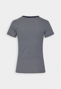 Kortärmad marinblå och vit randig t-shirt med rundad hals. Mjuk tyg, figurnära passform och horisontella ränder genom hela.