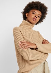 DRYKORN ARWEN - Camisola - beige