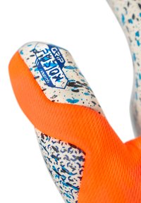 Grip in gomma caratterizzato da una superficie testurizzata in bianco con macchie blu e nere, accentuato da un nastro arancione. Logo "GRIP FUSION" visibile.
