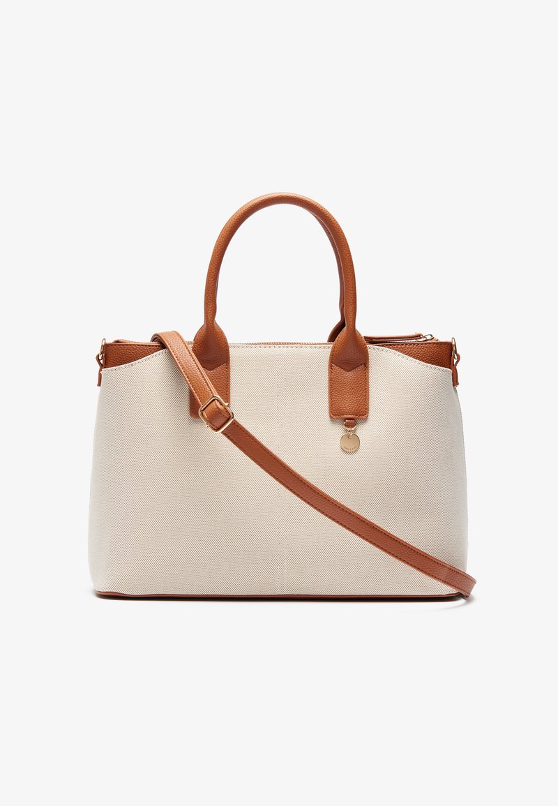 Canvas-Handtasche in Beige mit braunen Lederakzenten, doppelten oberen Griffen und einem abnehmbaren Schultergurt. Mit einem dezenten Logo-Anhänger.