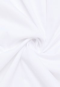 Witte textuurstof met een subtiel diamantpatroon, die een gladde, lichte en buigzame kwaliteit vertoont, gerangschikt in een cirkelvormige opstelling.