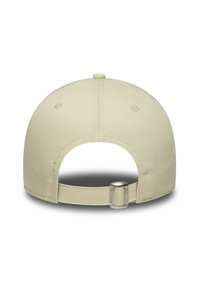 Cappello da baseball beige chiaro con corona arrotondata, fori di ventilazione cuciti e una fibbia metallica regolabile sul retro.