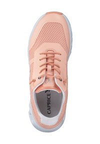 Scarpa sportiva di un leggero color pesco con tomaia in rete, chiusura con lacci, dettagli sintetici e suola in gomma bianca, con un logo all'interno.