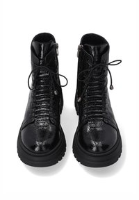 Černé kožené kotníkové boty s lesklým povrchem, zdobené šněrováním vpředu, bočními zipy a robustní gumovou podrážkou.