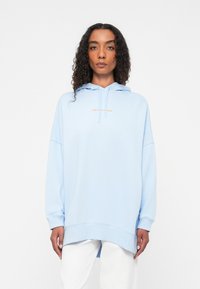 Felpa blu oversize, in cotone misto, con tasca frontale a marsupio, cappuccio con cordino e piccolo logo ricamato arancione sul petto.