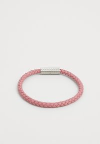 Pulsera de cuero trenzado rosa con un cierre magnético plateado texturizado, forma circular y acabado suave.